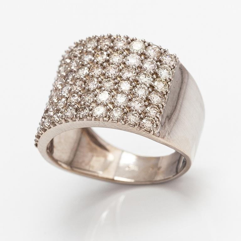 Ring, 14K vitguld, diamanter ca 1.80 ct tot.