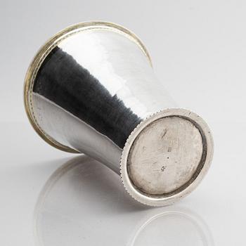 Lars Bäckman d ä, bägare, delvis förgyllt silver, Örebro (verksam 1712-1748 (1752)). Senbarock.