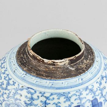 A blue and white jar, teapot with cover and a dish, Qing dynasty, 19th Century.