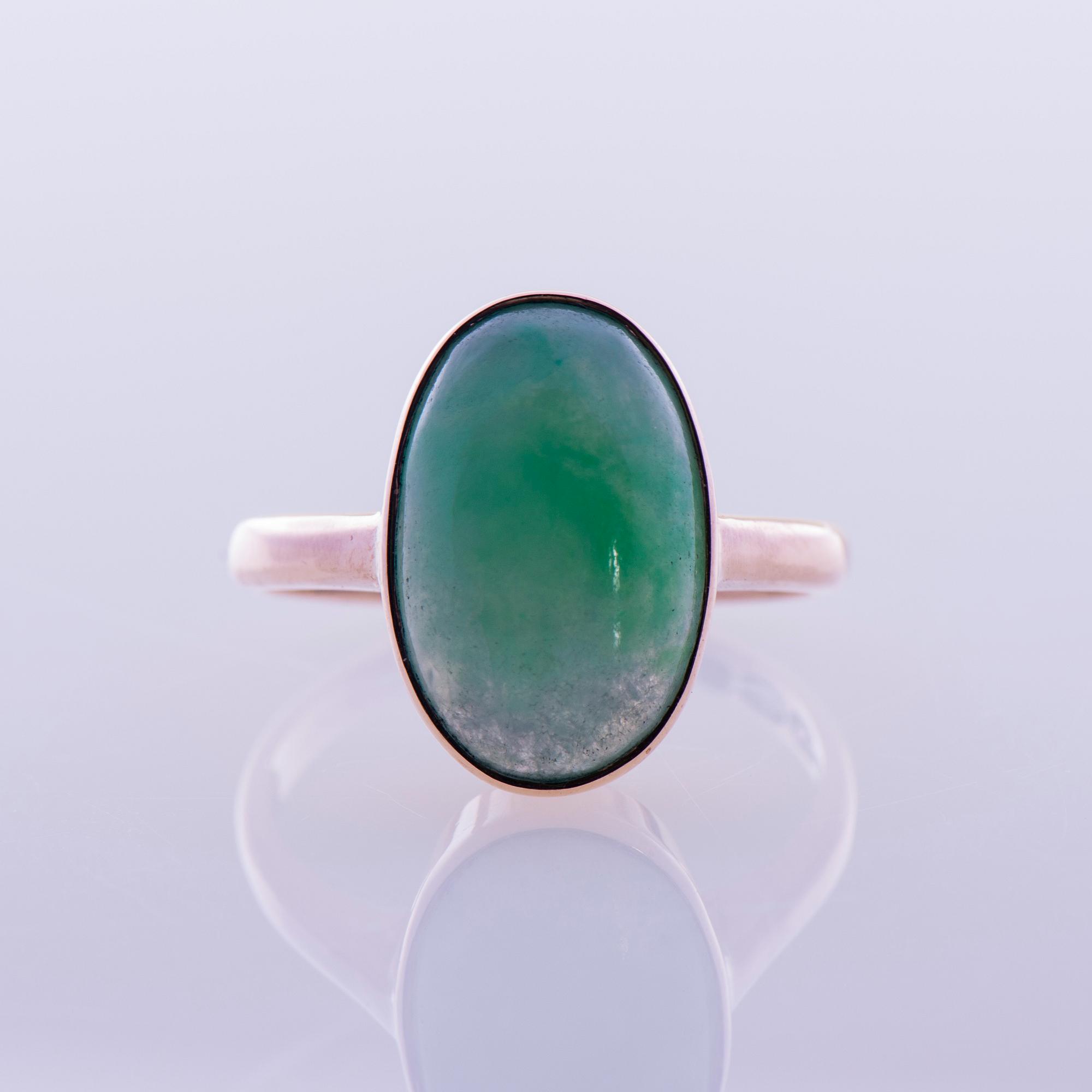 RING, 14K guld, cabochonslipad grön kalcedon. Westerback, Helsingfors 1957. Vikt ca 4,1 g.