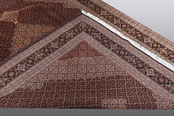 A CARPET, Tabriz, sk Mahi, 60 Raj, 286 x 200 cm.