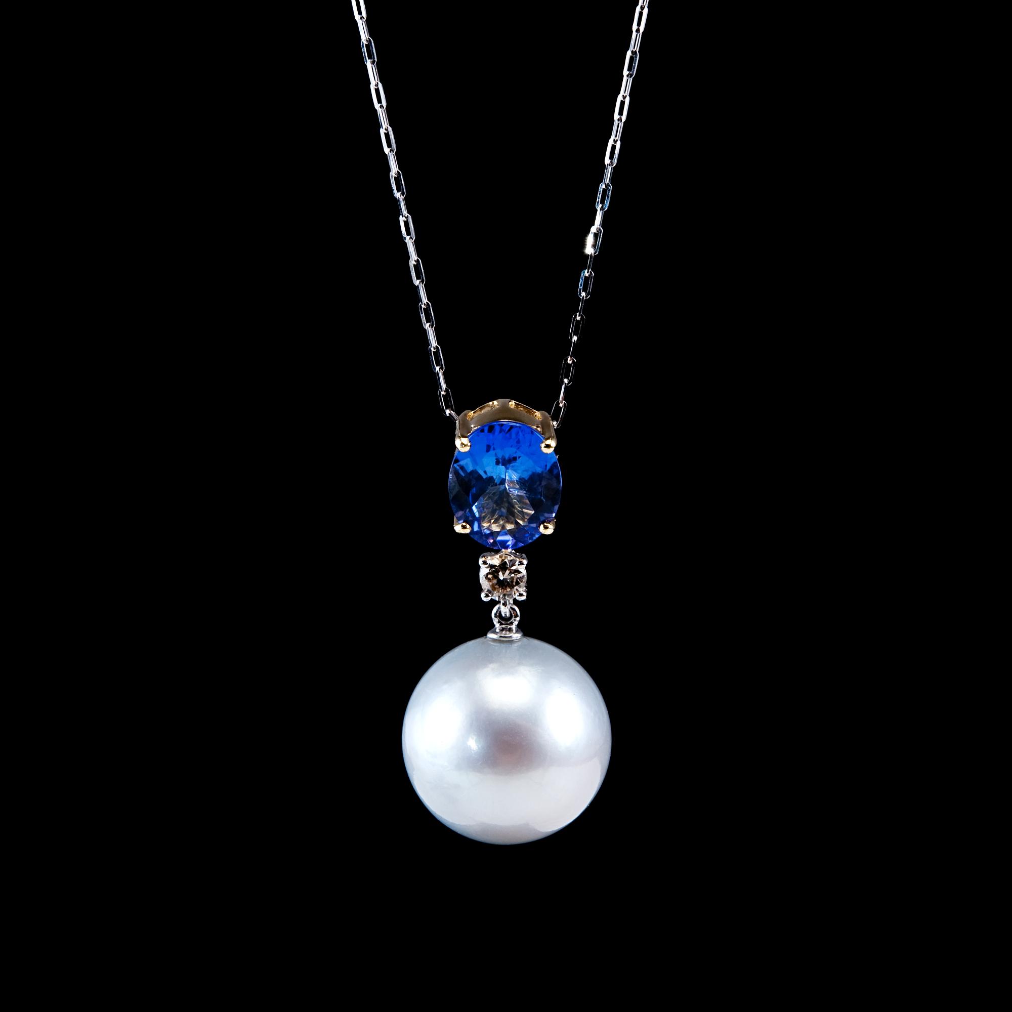 RIIPUS, Etelänmerenhelmi Ø 15,4 mm, tanzaniitti 2.34 ct, briljanttihiottu timantti 0.15 ct W/vs.