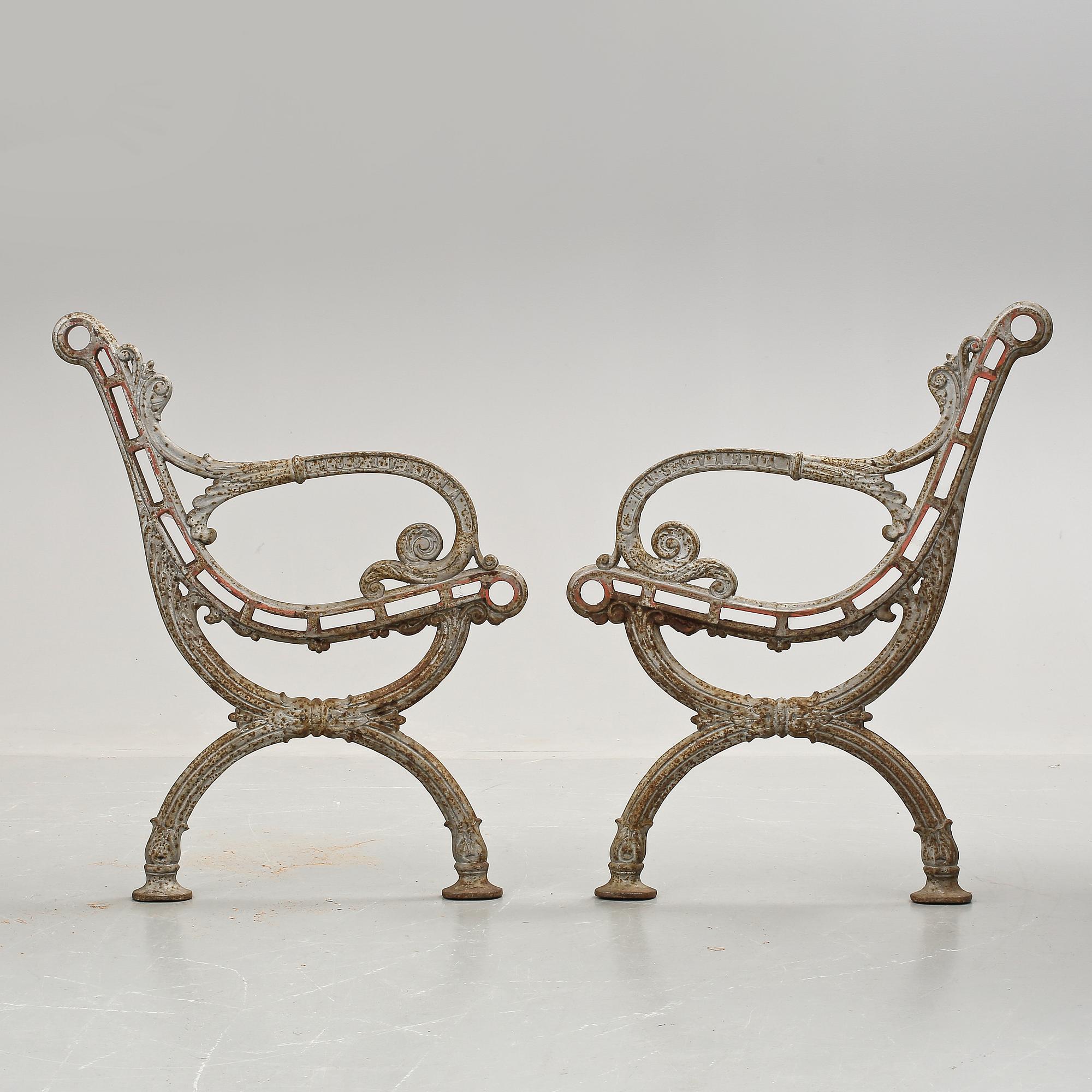 TRÄDGÅRDSGAVLAR, ett par, gjutjärn, 1900-tal.