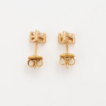 Earrings, a pair, 18k gold with heart-shaped diamonds.