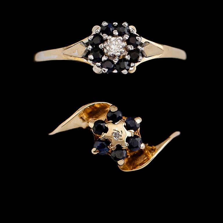 RINGAR, 2 st, 9 k guld med diamanter samt blå stenar. Total vikt ca 3 gram.