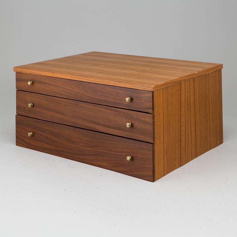 BESTICKSCHATULL, med bestickservis 124 delar, nysilver, Storbritannien.