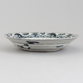 A Chinese porcelin bowl, 20th century.