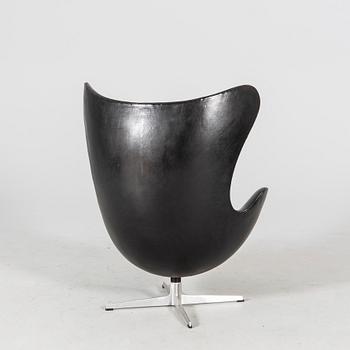 An Arne Jacobsen Ägget armchair for Fritz Hansen Denmark 1968.