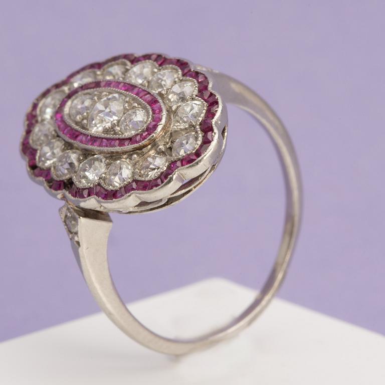 A ca 0.95 cts old-cut diamond ring with faceted rubies.