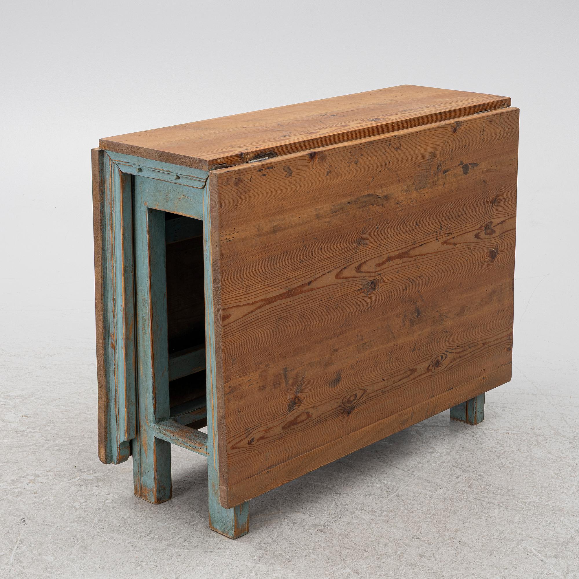 A drop-leaf table, 19th century.