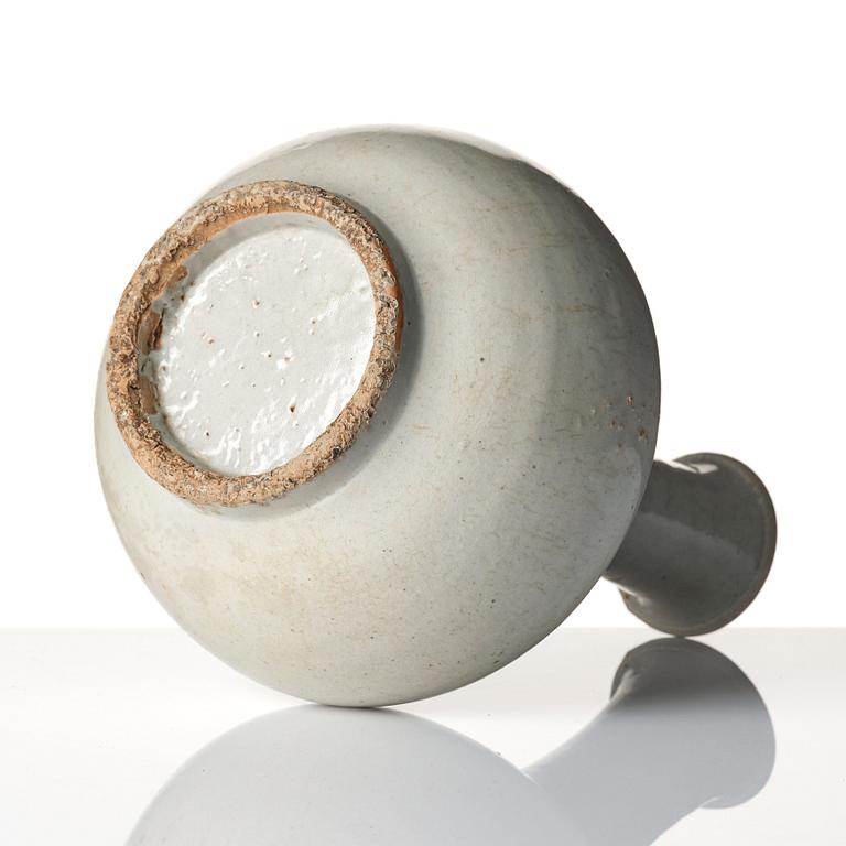 A white glazed Korean vase, Joseon.