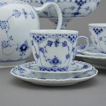 TE- OCH KAFFESERVIS, 27 delar, porslin, "Musselmalet", Royal Copenhagen, 1900-talets andra hälft.