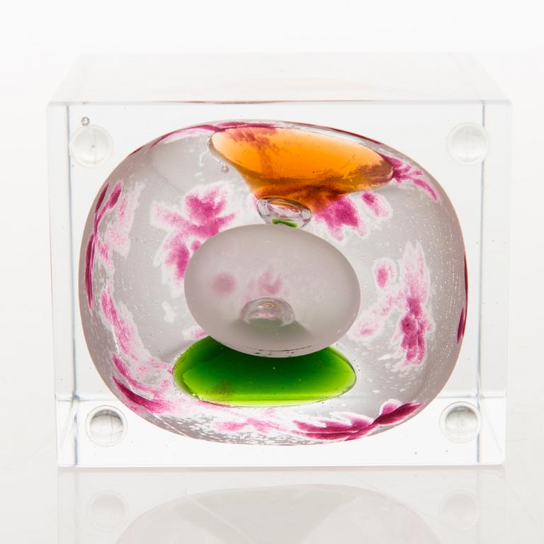 OIVA TOIKKA, An annual glass cube, signed Oiva Toikka Nuutajärvi 2008 and numbered 334/2000.