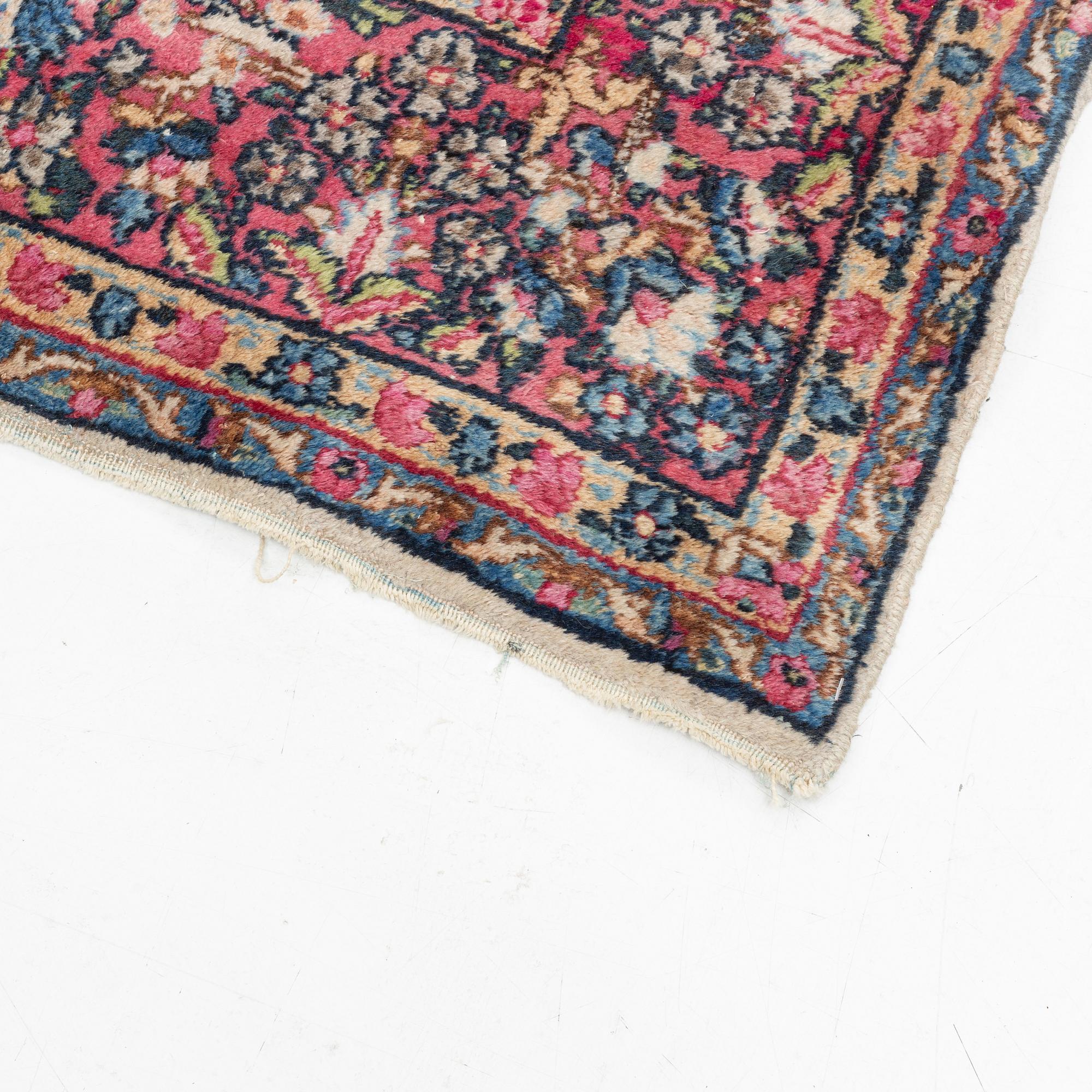 An Oriental carpet, c. 272 x 180 cm.