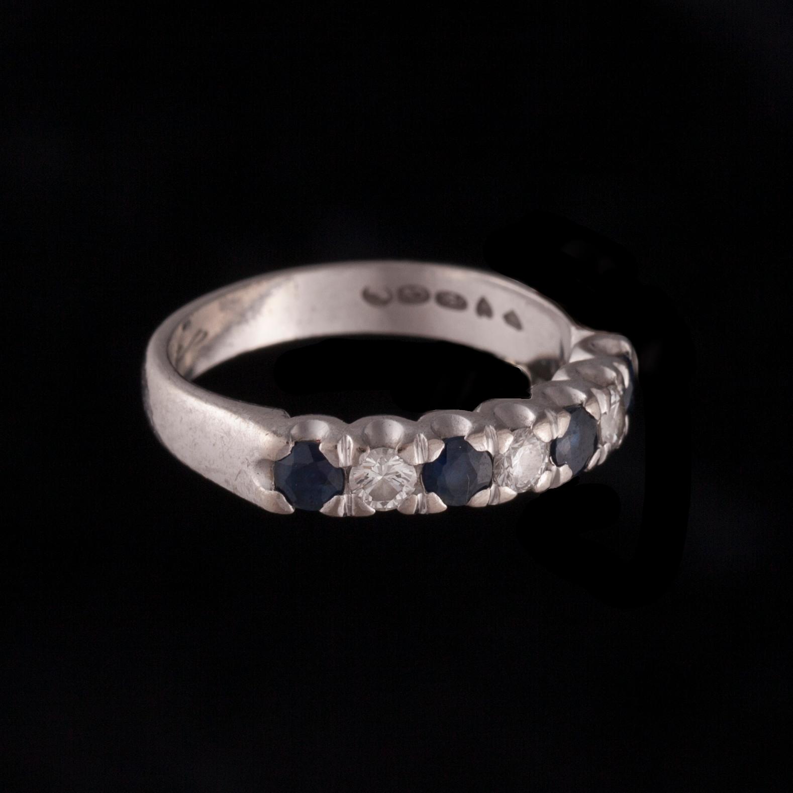RINGAR, 2 st, 18K vitguld, diamanter och safirer. Vikt totalt ca 8,4 g.