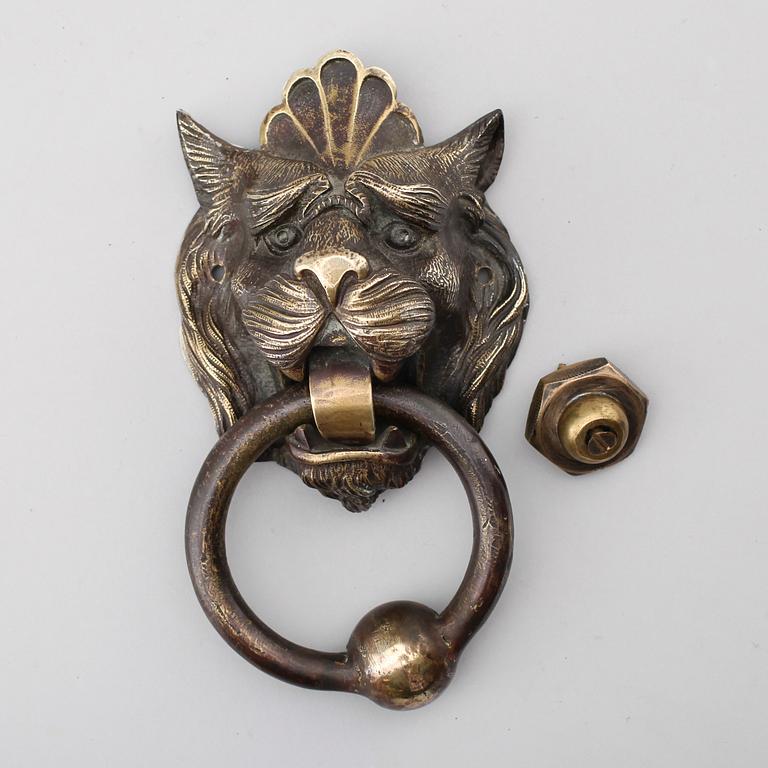 DÖRRKLÄPP, patinerad mässing, 1900-tal.