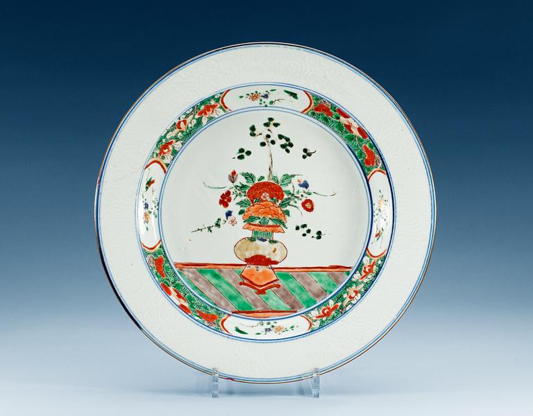 A famille vert basin, Qing dynasty, Kangxi (1662-1722).