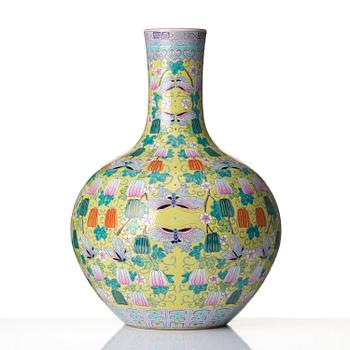 Vas, porslin. Kina, 1900-tal med Qianlongsmärke.