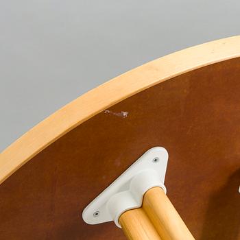 Alvar Aalto, a late 20th century 'H99' dining table for Artek.