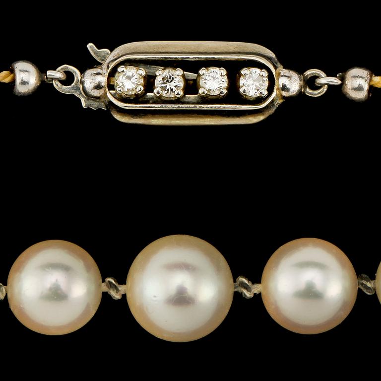 PÄRLCOLLIER, odlade pärlor med lås i 18k guld och 4 briljantslipade diamanter, tot ca 0.04 ct, 1900-talets slut.