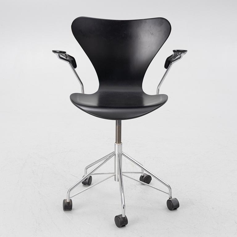 Arne Jacobsen, a model 3217 "Seven" desk chair, Fritz Hansen, Denmark, 1999.