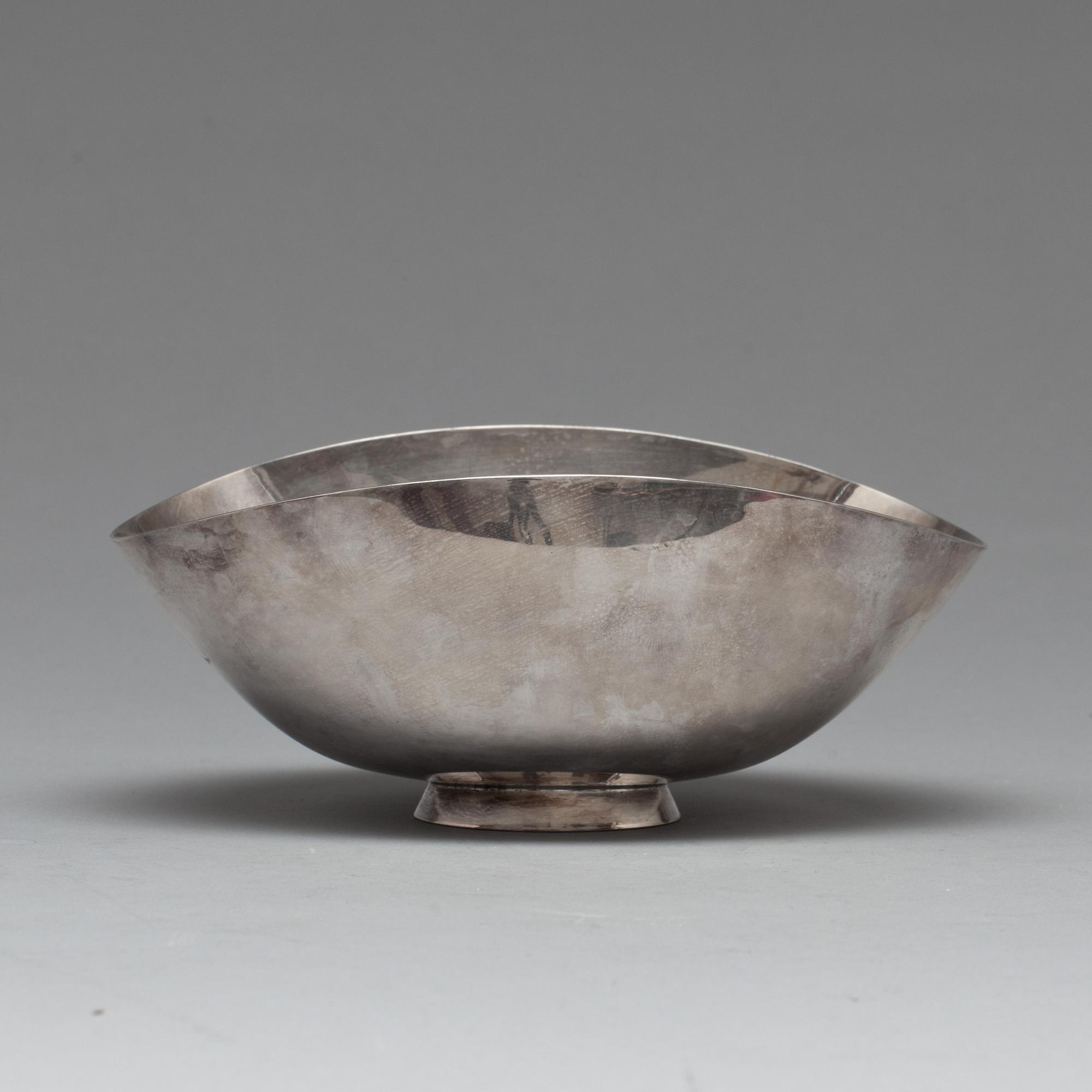 SKÅL, silver. Hélène Gärdfeldt för Hovjuvelerare Carlman AB, Stockholm 1955. Vikt ca 193 g.