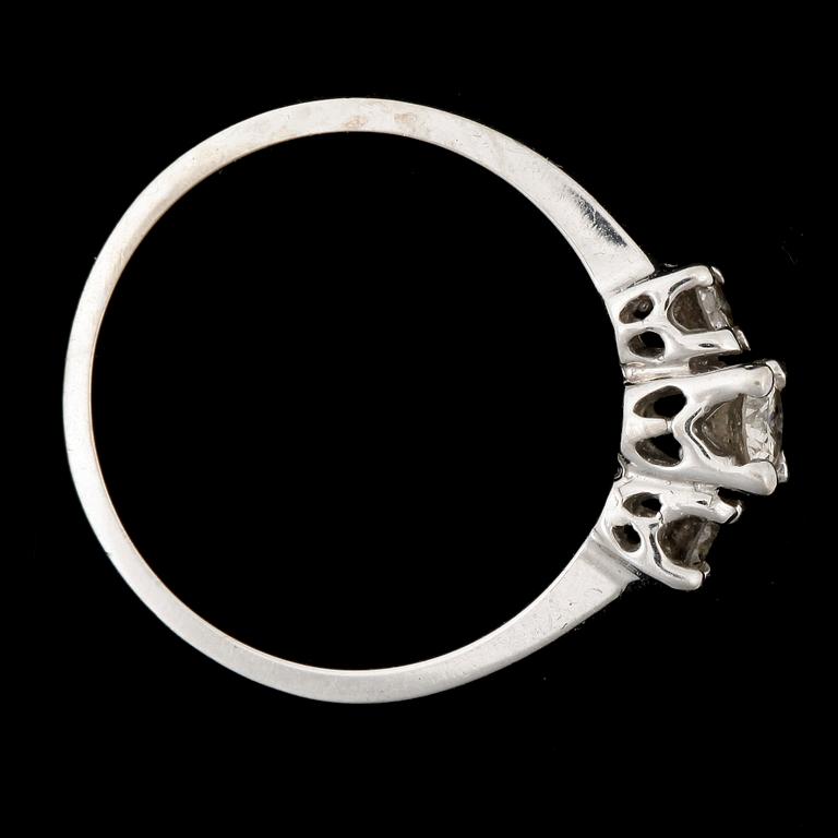 RING, vitguld, 3 briljantslipade diamanter total ca 0,2 ct. Vikt ca 1,8 gram.