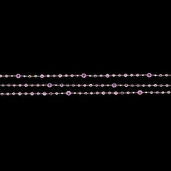 1206. COLLIER, lång kedja med runda fasettslipade rosa safirer.