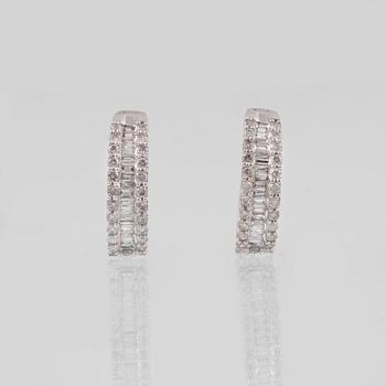 ÖRHÄNGEN, 18K vitguld med briljant och baguettslipade diamanter ca 0.67 ct. Vikt 2,9 gram.