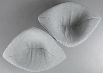 Harry Bertoia, a pair of "Wide Diamond" chairs, Knoll International, 1950-60's.