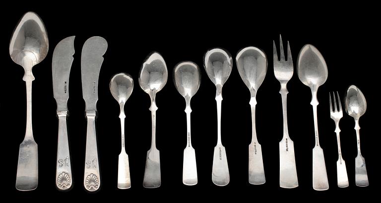 BESTICKSUPPSÄTTNING, 49 delar, silver. Olika finska smeder 1835-1971. Snäckmodell. Vikt 1334 gr.