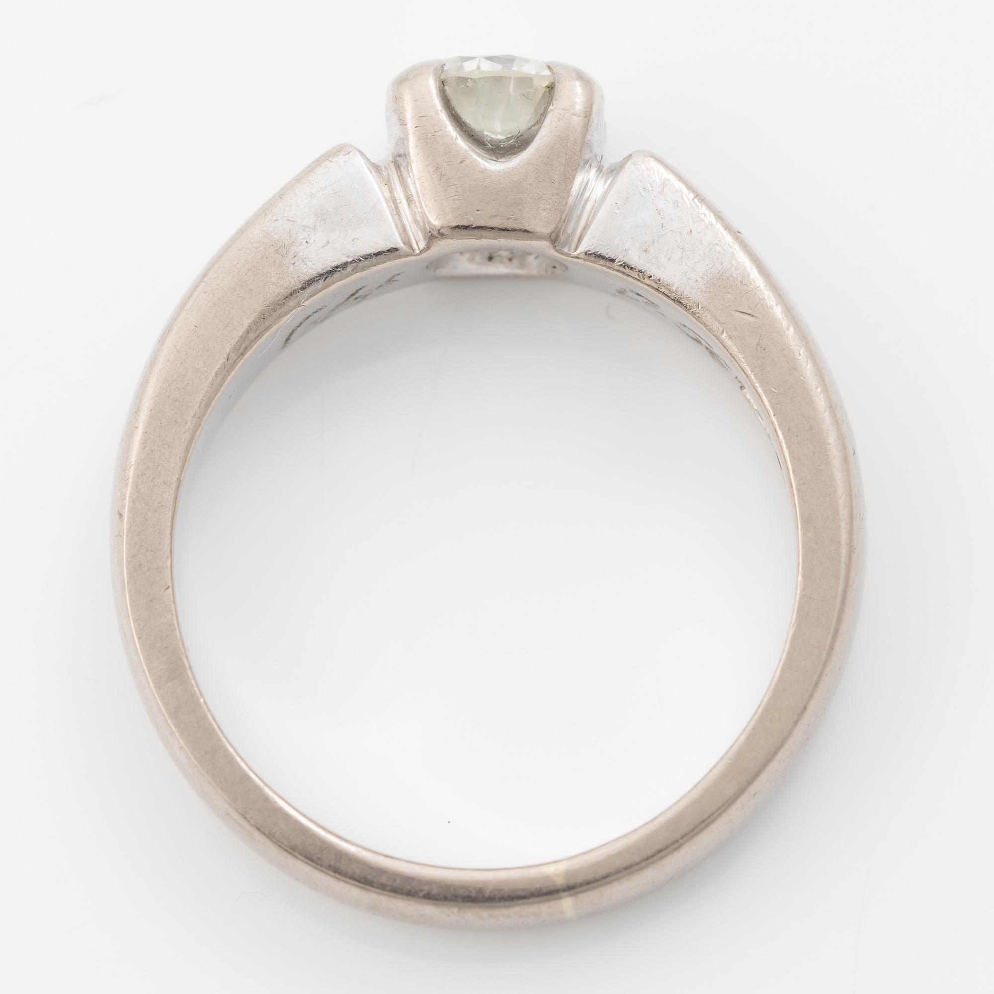 Ring, 18K white gold, with a brilliant-cut diamond of 0.56 ct according to engraving.