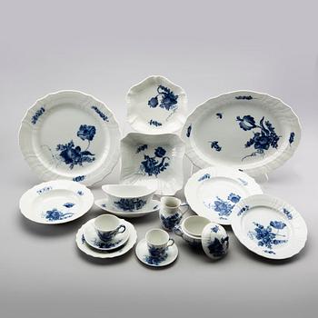 An 86 pcs Blå Blomst Royal Copenhagen porcelain dinner service, later part of the 20th century.