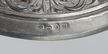 KARAFFER, ett par, nyrenässans, silver samt glas, Firma Gustaf Möllenborg, Stockholm, 1885.