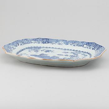 A large blue and white serving dish, Qing dynasty, Qianlong (1736-95).