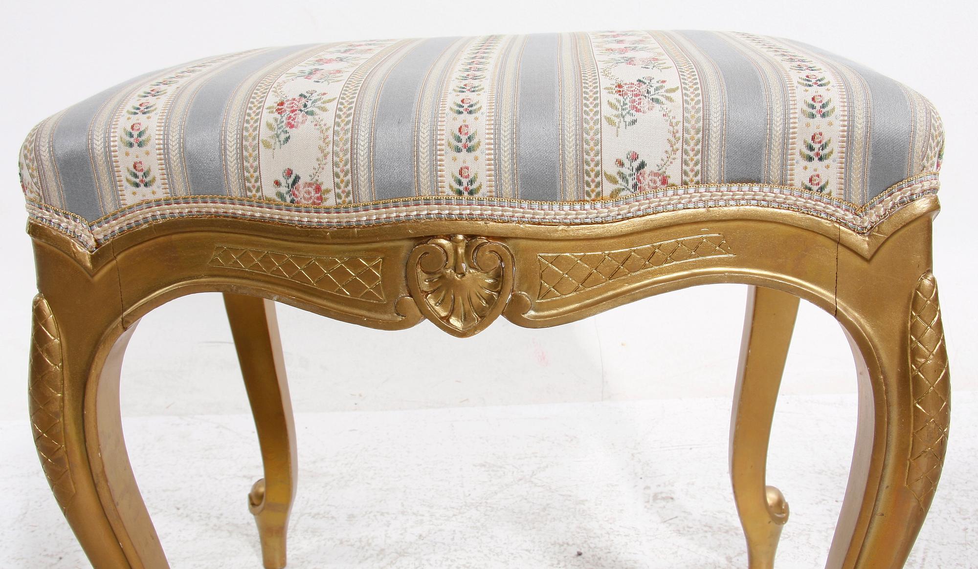 TABURETTER, ett par, rokokostil.