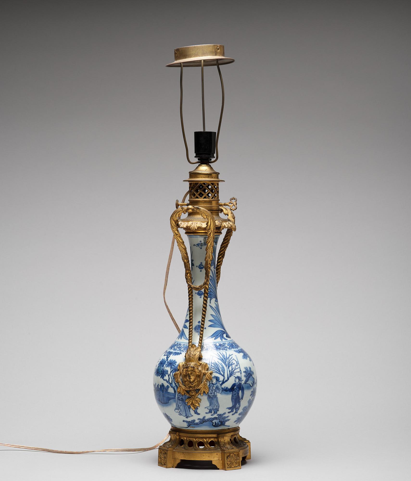 A blue and white Transitional vase, 17th Century.