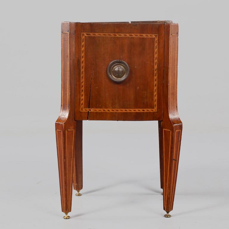 YTTERFODER, Louis XV-stil, 1900-talets första hälft.