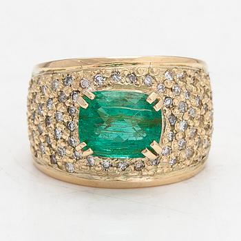 Sormus, 14K kultaa, jossa smaragdi ja timantteja yht. noin 0.52 ct.