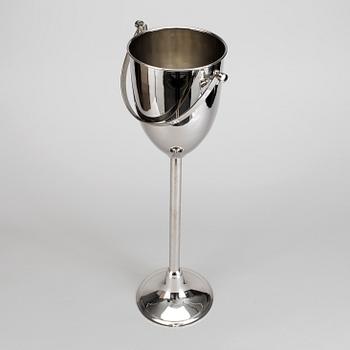 CHAMPAGNEKYLARE PÅ FOT, vit metall, 1900-talets slut/2000-talets början.