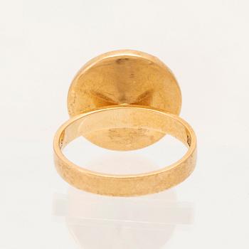 Ateljé Stigbert, ring 18K guld med cabochonslipad grön sten troligen nefrit, 1975.