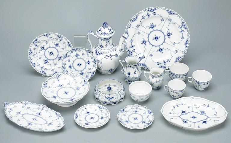SERVISDELAR, 54 delar, "Musselmalet", Royal Copenhagen, Danmark, 1900-tal.