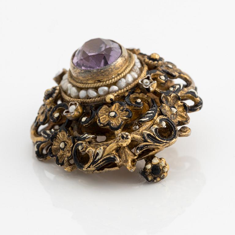 Brosch, med ametist, svart emalj och seedpärlor.