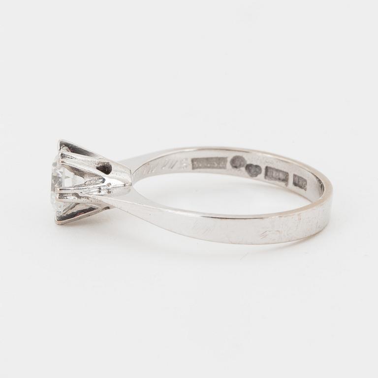 Ring 18K white gold set with a round brilliant-cut diamond 1.01 ct.