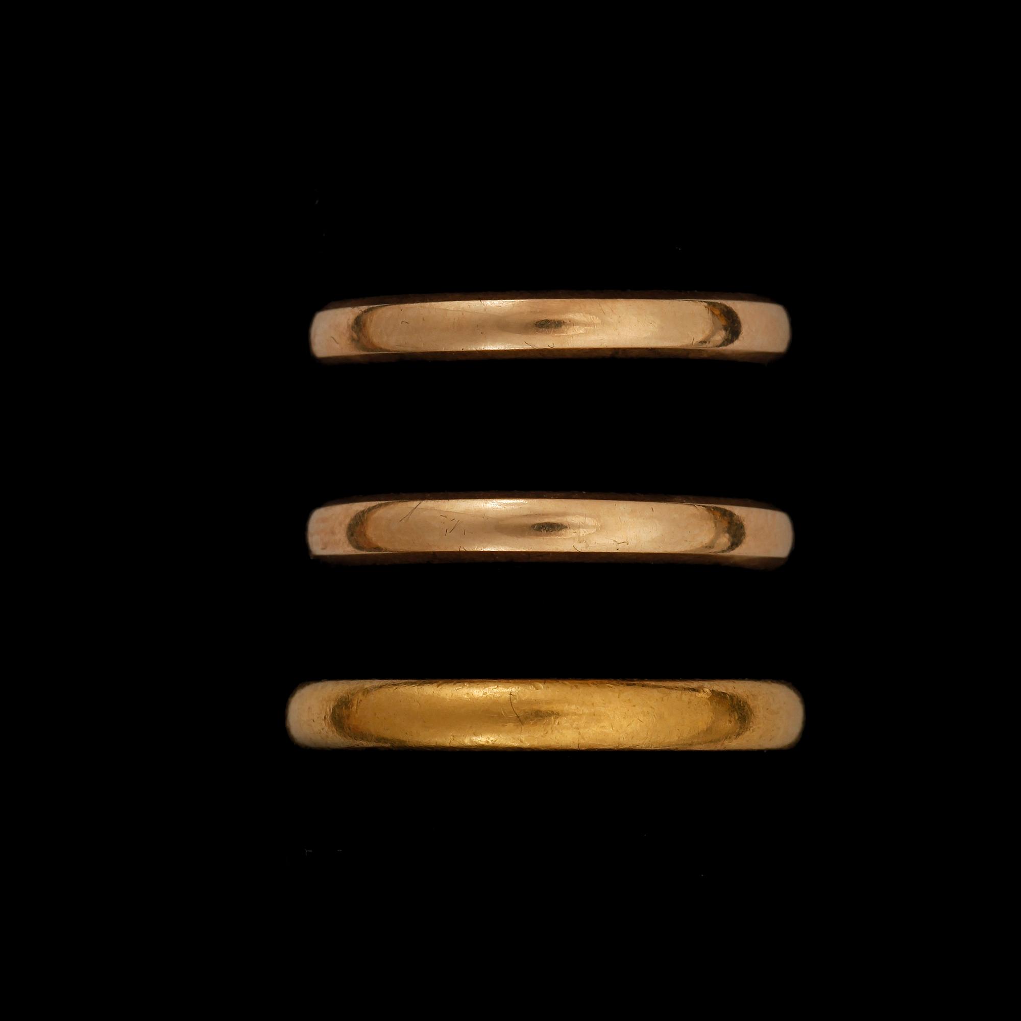 RINGAR, 2+1 st, 18k respektive 23k guld, 1957 respektive 1939. Totalvikt ca 12,8 gram.