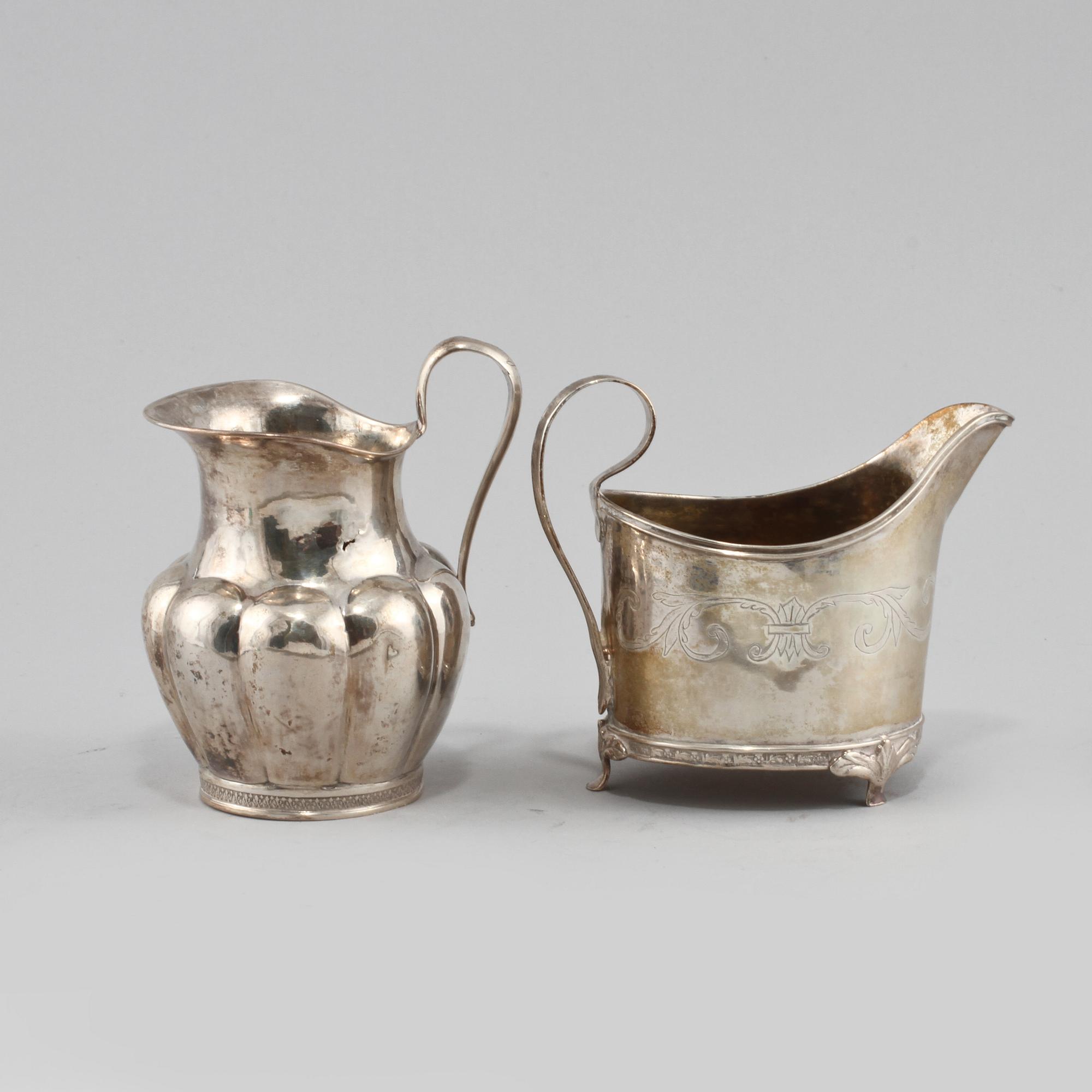 KANNOR, 2 st, silver, Johan Henrik Leffler, Falun 1814 och Claes Peter Hedin, Jönköping 1864. Sammanlagd vikt 180 g.