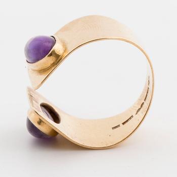 RING, med cabochonslipade ametister.