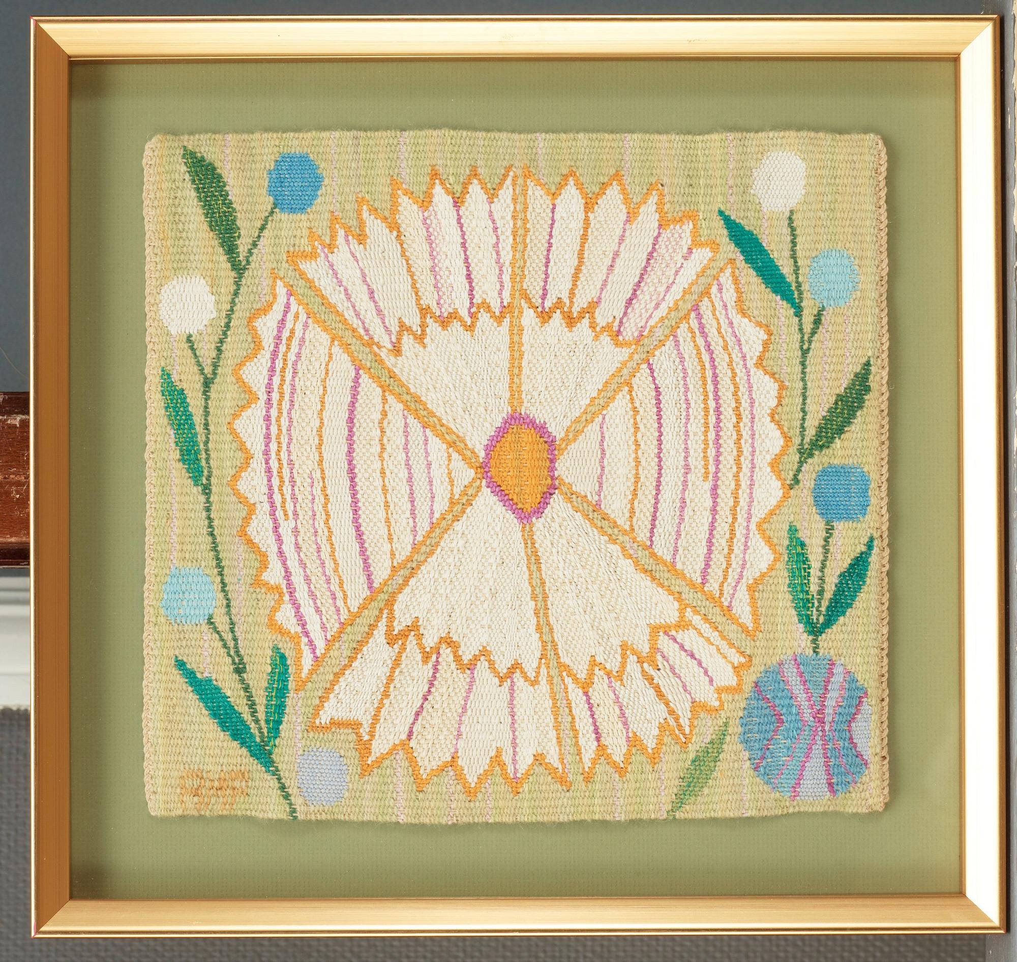 TEXTILES, 1 pair. "Vit blomma" och "Gul blomma med bi". Tapestry weave (gobelängvariant). 28 x 30,5 and 28 x 30 cm.