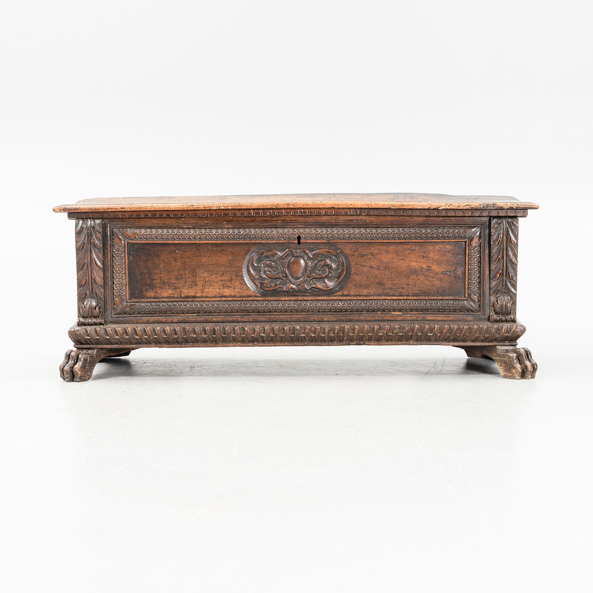 Cassone, Italy, carved decoration, 17th/18th century.