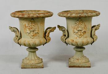 TRÄDGÅRDSURNOR, 1 par, gjutjärn, J&C G Bolinder Stockholm, sekelskiftet 1900.